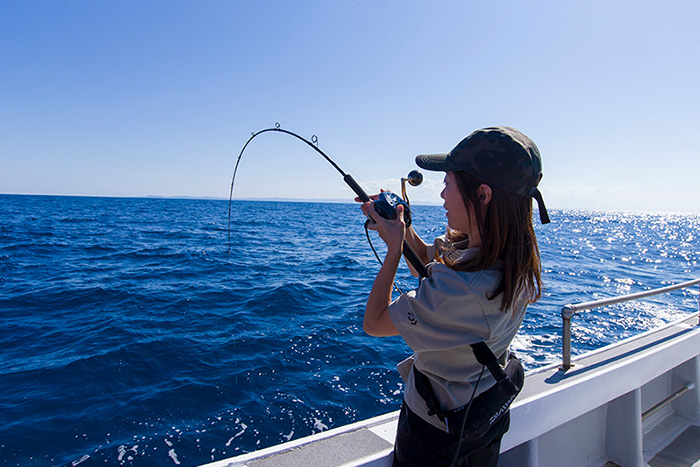 船上での釣り体験の様子